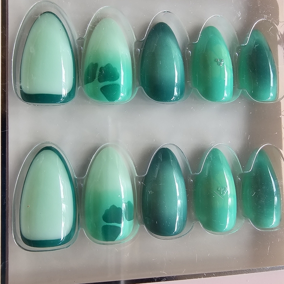Glamnetic Pretty Siren Green Short Almond Press-On Nails - Picture 2 of 4